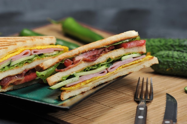 Panini a forma triangolare con prosciutto e frittata su un piatto