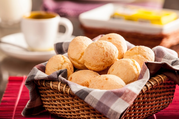 Panini al formaggio brasiliano. Mesa de café da manha con pão de queijo