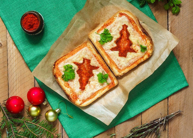 Panini al formaggio caldi fatti in casa decorati per il cibo di natale di natale