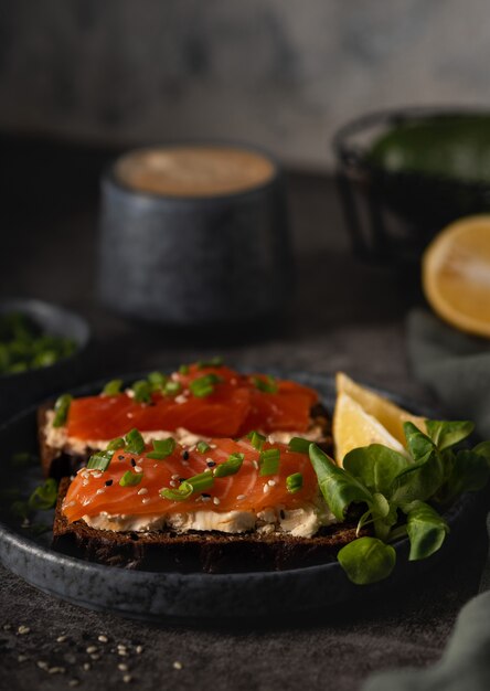 Panini al salmone e formaggio, caffè, concetto di colazione