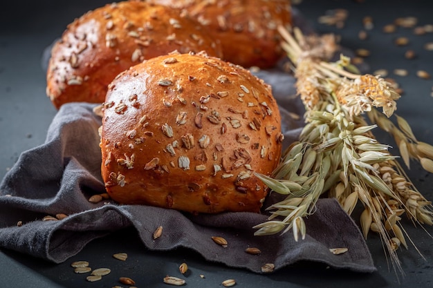 Panini all'avena croccanti e freschi per una gustosa colazione