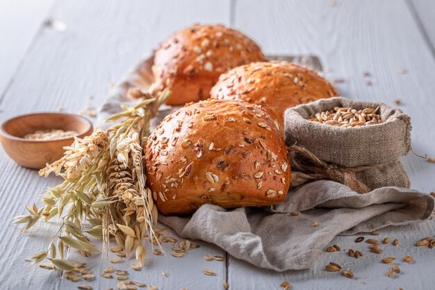 Panini all'avena fatti in casa e caldi cotti nel forno di casa