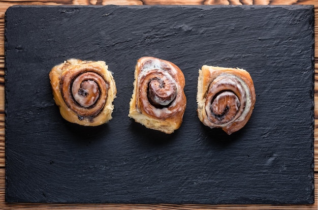 Panini alla cannella su ardesia nera