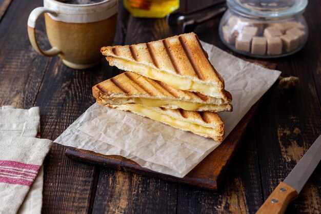 Panini alla griglia con formaggio. Cibo vegetariano. Colazione.