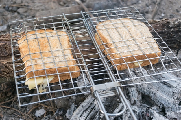 Panini alla griglia cotti sulla brace Pane con formaggio alla griglia