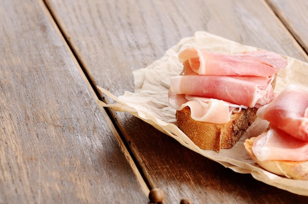 Panini aperti con jamon