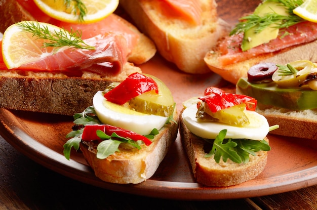 Panini aperti con uova di salmone e cozze