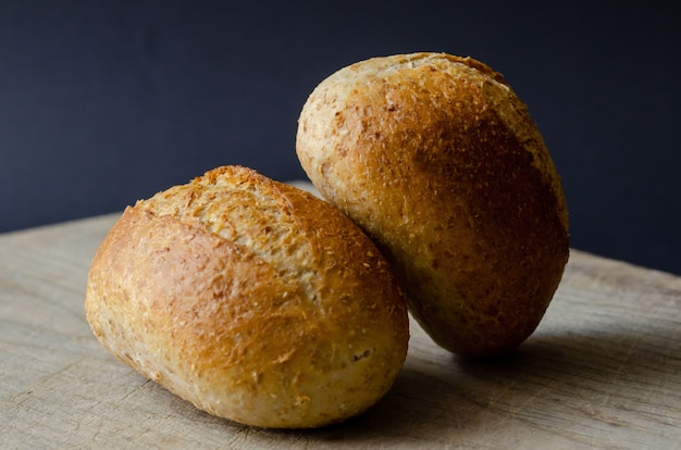 Panini appena sfornati su una vecchia tavola di quercia