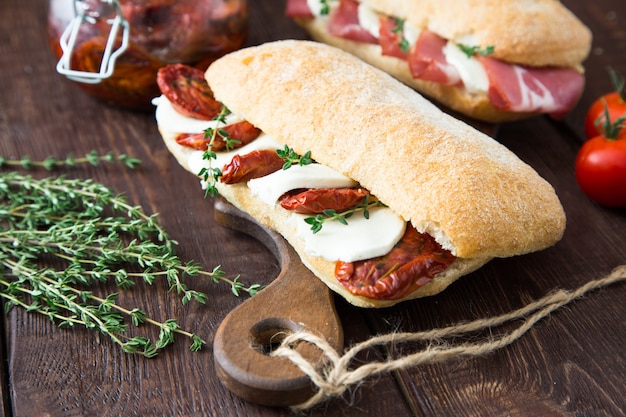 Panini assortiti panino Caprese con mozzarella e pomodori secchi e ciabatta con prosciutto