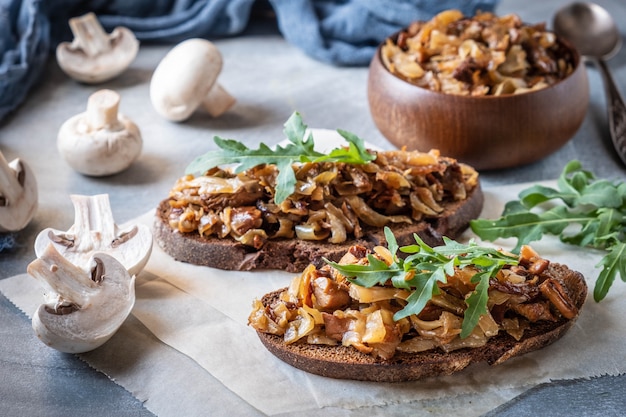 Panini caldi con funghi.