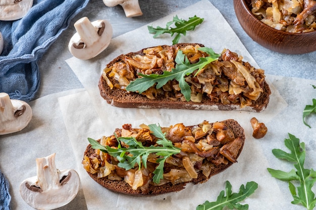 Panini caldi con funghi.