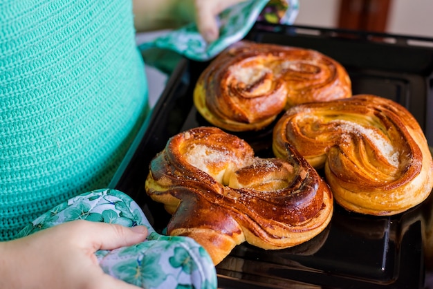 Panini caldi su una teglia