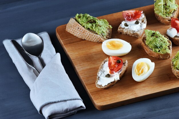 Panini Canape su una tavola di legno