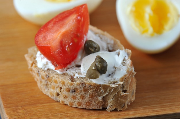 Panini Canape su una tavola di legno