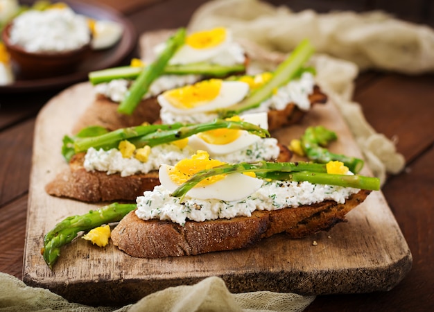 Panini con asparagi, ricotta, pepe e uova.