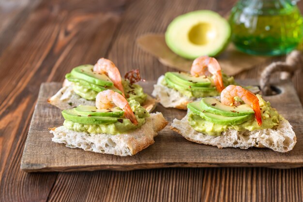 Panini con avocado e gamberi