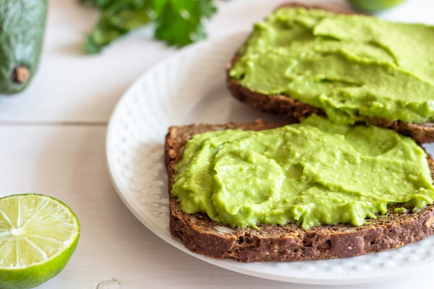 Panini con avocado