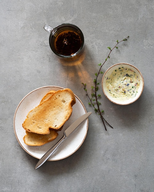 Panini con burro alle erbe su sfondo grigio Burro e pane fatti in casa sani alle erbe