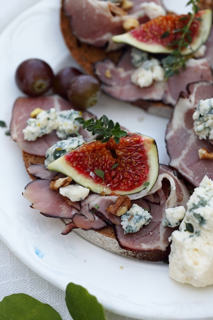 Panini con carne, gorgonzola e fichi