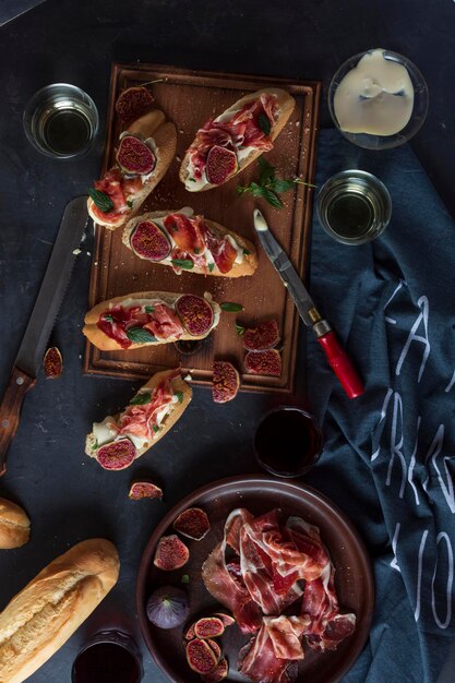 Panini con crema di formaggio e prosciutto, antipasti spagnoli in primo piano con vino