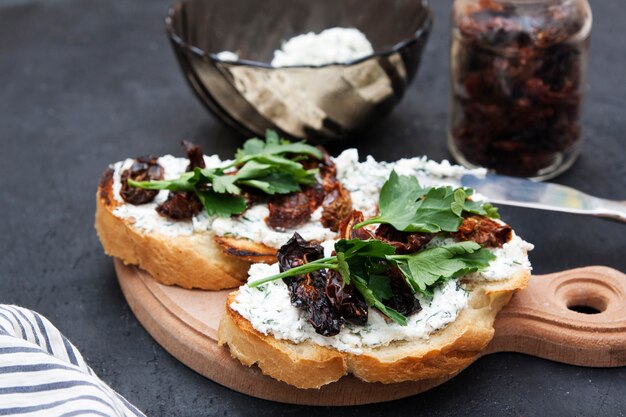 Panini con crostini, ricotta e pomodori secchi