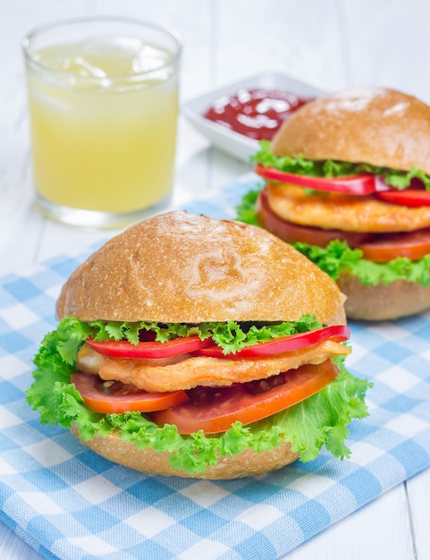 Panini con filetto di pollo arrosto, pomodoro e paprika