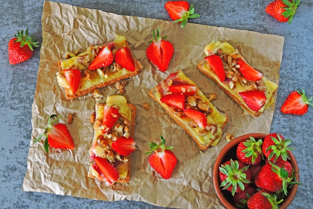 Panini con fragole, noci e formaggio fuso.