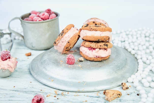 Panini con gelato e fragole.