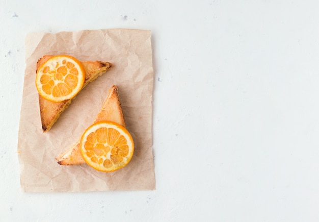 Panini con marmellata di arance su bianco c'è un posto per il testo