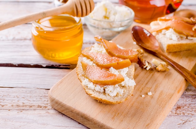 Panini con marmellata di ricotta e pere