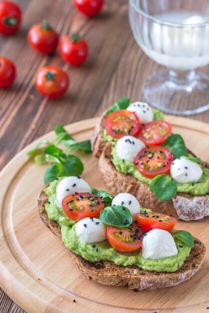 Panini con pasta di avocado