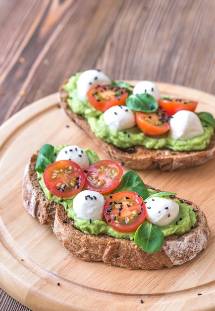 Panini con pasta di avocado