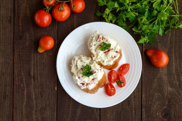 Panini con patè di formaggio e pomodori