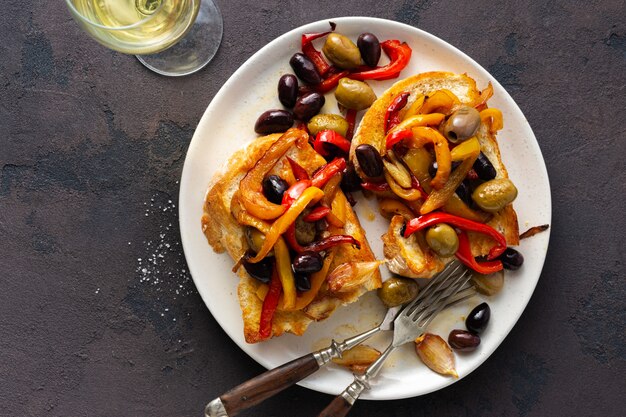 Panini con peperoni affumicati, olive e aglio