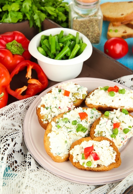 Panini con ricotta e verdure sulla piastra sul primo piano del tavolo in legno