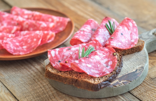 Panini con salame sul bordo di legno