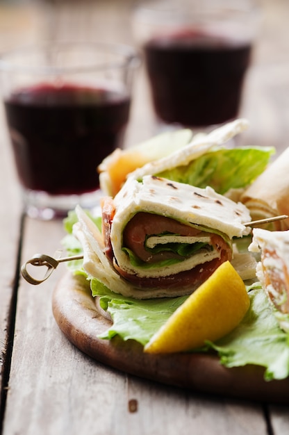 Panini con salmone e insalata