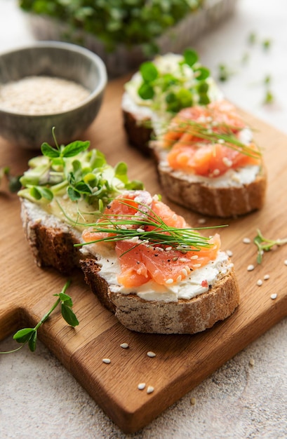 Panini con salmone salato avocado e microgreens