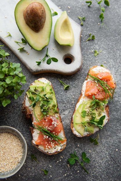 Panini con salmone salato avocado e microgreens