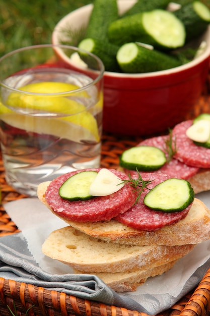 Panini con salsiccia affumicata e cetrioli salati freschi fatti in casa nella ciotola