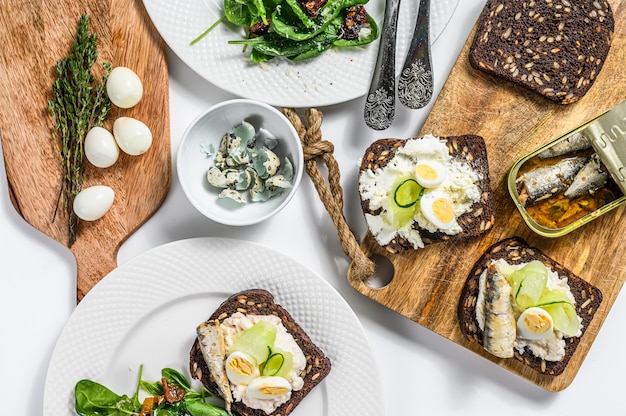 Panini con sardine, uova, cetrioli e crema di formaggio