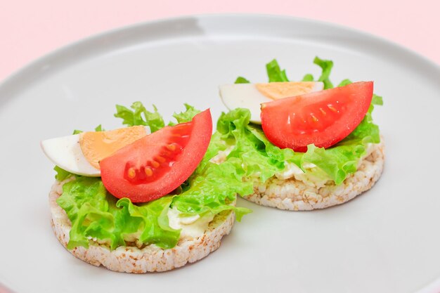 Panini con torta di riso con lattuga e uovo