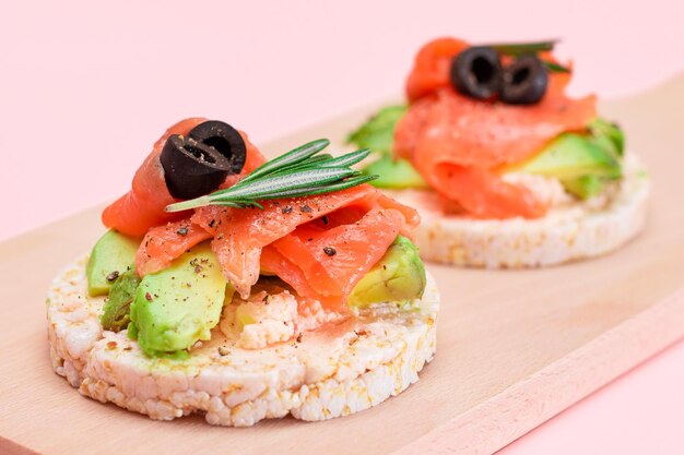 Panini con torta di riso con salmone fresco avocado e olive