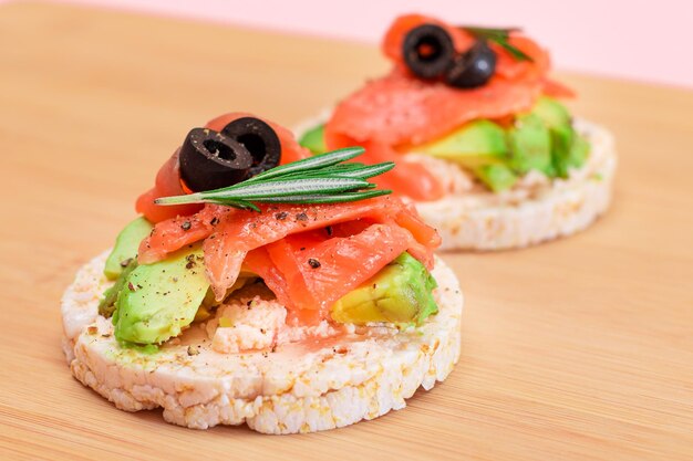 Panini con torta di riso con salmone fresco avocado e olive