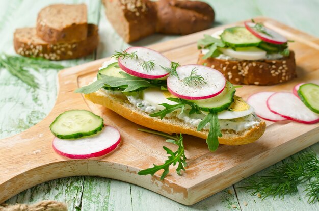 Panini con uova, ravanelli, cetrioli e rucola