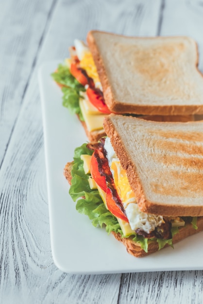 Panini con uovo fritto e pancetta