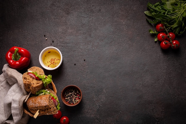 Panini con verdure per pranzo su sfondo nero