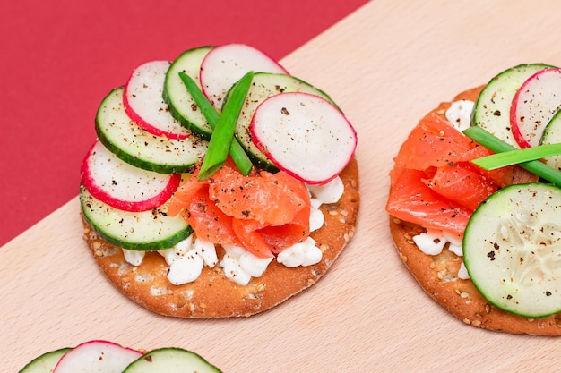 Panini cracker con ricotta di salmone, cetriolo, ravanello e cipolle verdi