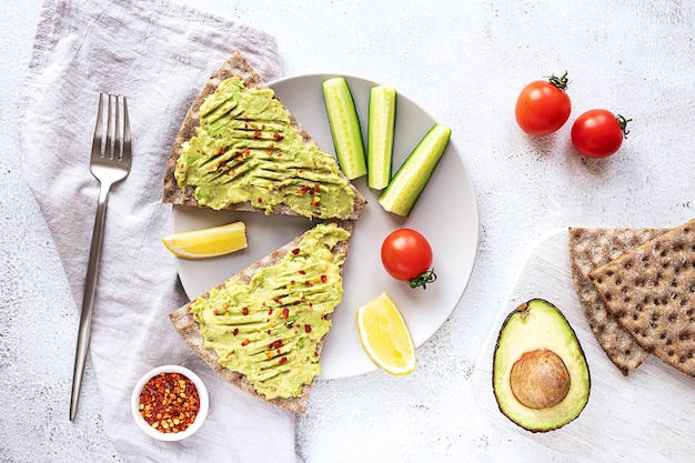 Panini croccanti con purè di avocado e cetriolo