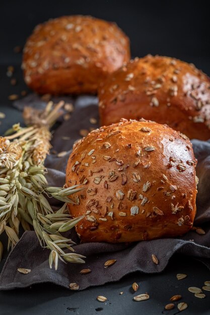 Panini d'avena rustici e sani a base di chicchi di grano